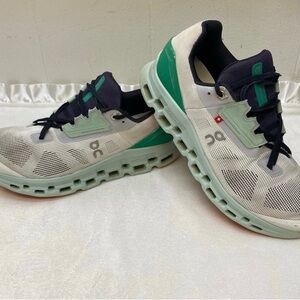 On Cloud Cloudstratus Undyed White Creek Athletic Running Shoes women’s Size 9.5